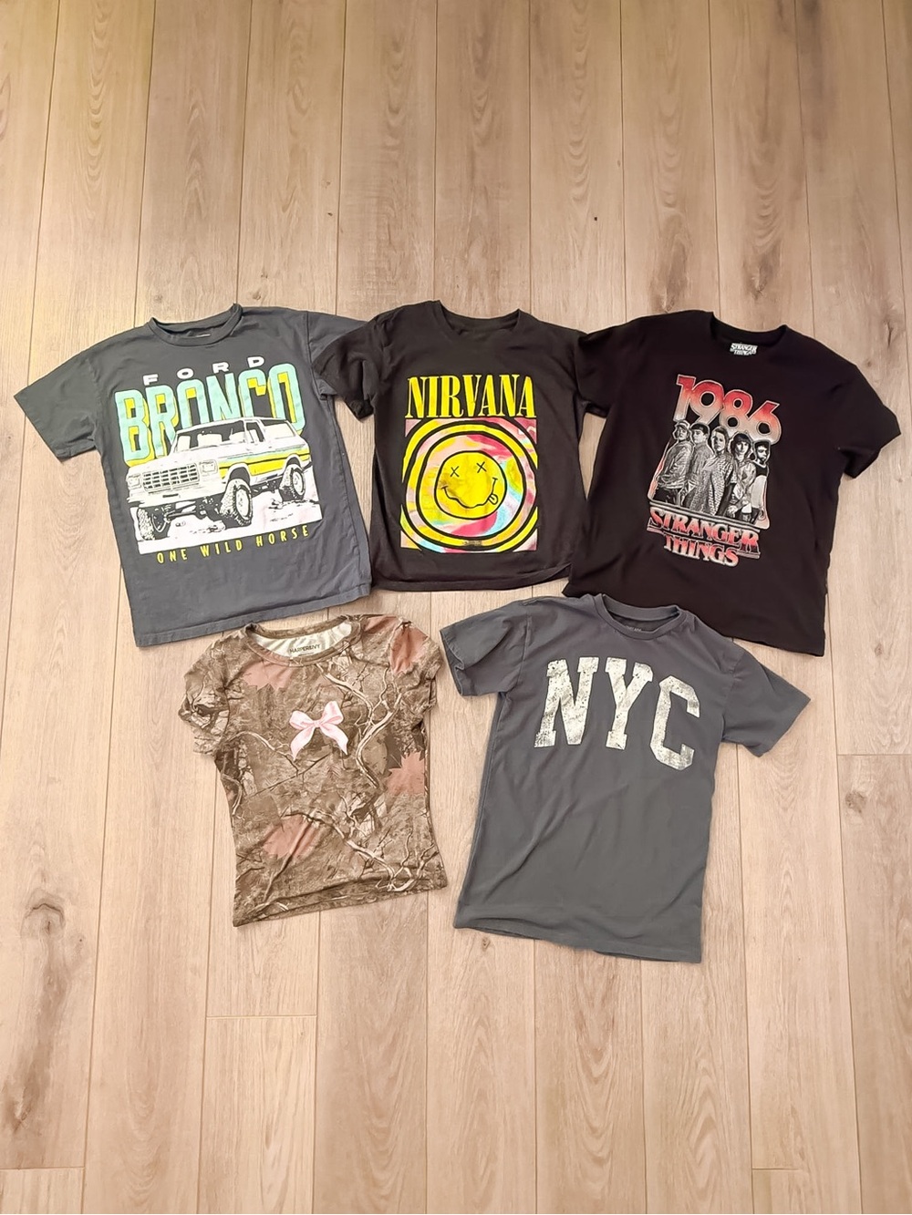 GIRLS TEEN TWEEN PREPPY TRENDY STYLISH GRAPHIC TSHIRT BUNDLE SIZE SMALL